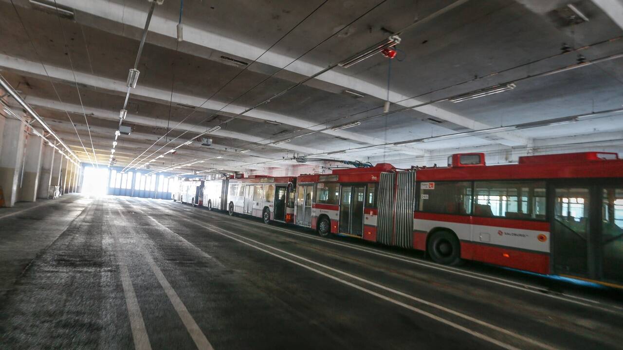Die Obus-Remise in der Alpenstraße: Das Grundstück ist 15 Millionen Euro wert. Doch die Busgaragen bleiben dort. Der Plan eines Neubaus in Liefering wurde 2019 verworfen. Die Obus-Remise in der Alpenstraße: Das Grundstück ist 15 Millionen Euro wert. Doch die Busgaragen bleiben dort. Der Plan eines Neubaus in Liefering wurde 2019 verworfen.