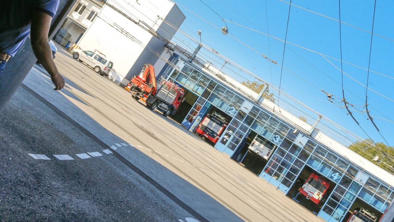Die Obus-Remise in der Alpenstraße: Das Grundstück ist 15 Millionen Euro wert. Doch die Busgaragen bleiben dort. Der Plan eines Neubaus in Liefering wurde 2019 verworfen. Die Obus-Remise in der Alpenstraße: Das Grundstück ist 15 Millionen Euro wert. Doch die Busgaragen bleiben dort. Der Plan eines Neubaus in Liefering wurde 2019 verworfen.