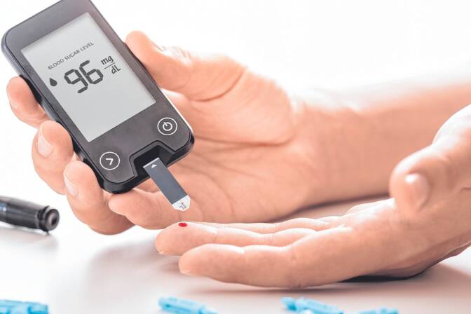 Wer seinen Blutzuckerspiegel im Blick hat und gut eingestellt ist, hat heutzutage als Diabetiker deutlich geringere Einschränkungen. 