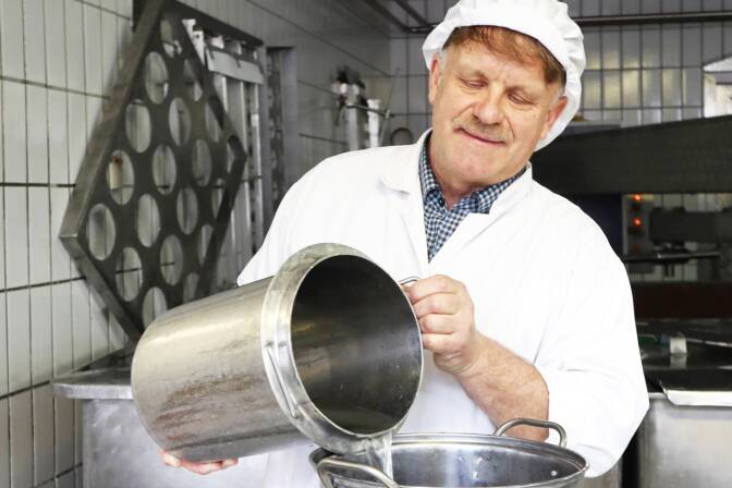 Bei der Arbeit mit Käse und an pflanzlichen Alternativen ist Alfons Frischmann in seinem Metier. 