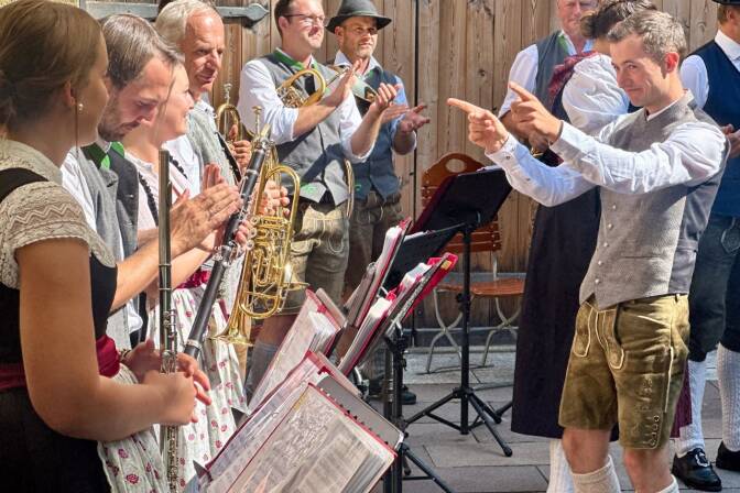 Christian Hemetsberger dirigierte eine Abordnung der TMK Strochner aus Dorfgastein bei der Vorpremiere seiner Bauernherbst-Jubiläums-Polka. 