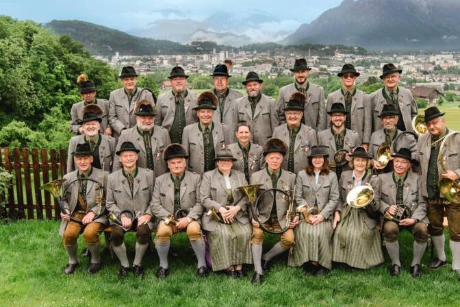 Der 1. Salzburger Jägerchor und seine Jagdhornbläser.  