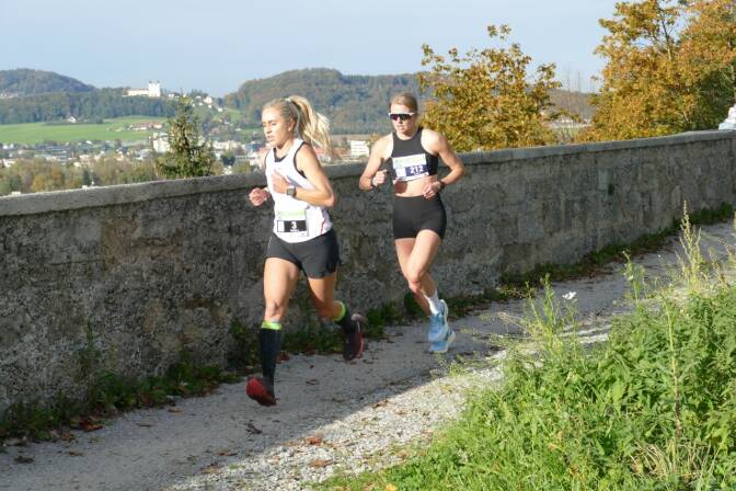 Isabell Speer (l.) beim Festungstrail 2024 vor Agata Strausa.  