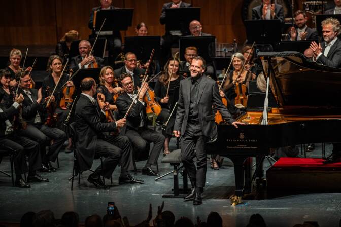 Francesco Piemontesi, Thomas Søndergård (r.) und Mitglieder des Royal Scottish National Orchestra. 