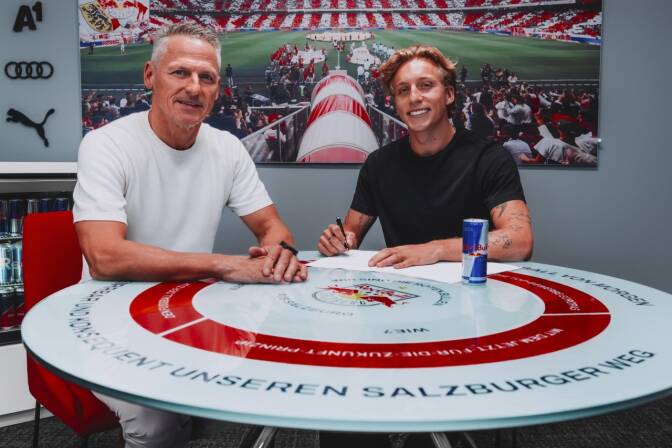 Mads Bidstrup bei der Vertragsunterzeichnung mit Geschäftsführer Stephan Reiter. 