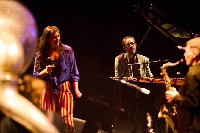Mit seinem Projekt Random/Control und Sängerin Filippa Gojo eröffnete Pianist David Helbock das Festival. 