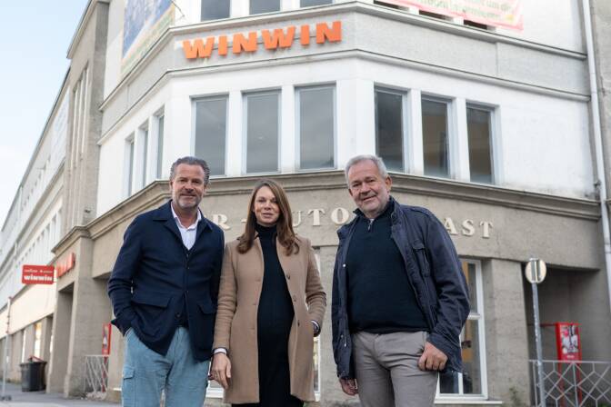 Markus Eberharter (Mayweg Immobilien), Michaela Kohlmann (Projekt Autopalast) und Georg Hinterleitner (Spiluttini Bau GmbH) vor dem Autopalast im Stadtteil Schallmoos. 
