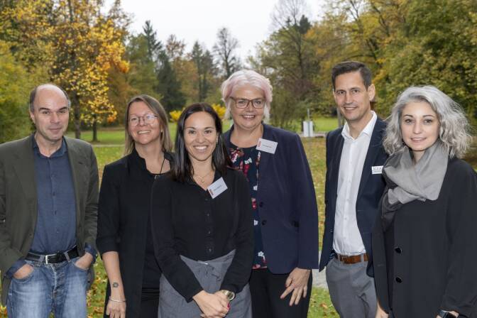 Der Kongress „Jedermanns Tod“ ist eine Kooperation des Salzburger Bildungszentrums St. Virgil und der Stadt Salzburg. Im Bild v.l.: KI-Experte David Röthler, Eva Spießberger und Anja Hagenauer vom Team Vielfalt der Stadt, Direktor Jakob Reichenberger und Lisa Maria Jindra von St. Virgil sowie FH-Professorin Katrin Rossmann (vorn Mitte). 
