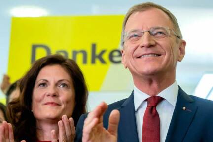 Erleichtert und voller Freude über das Wahlergebnis: Landeshauptmann Thomas Stelzer und seine Frau Bettina Stelzer-Wögerer.  