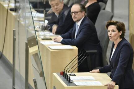 SPÖ-Chefin Pamela Rendi-Wagner gibt dem neuen Kanzler Alexander Schallenberg(ÖVP) in der Sondersitzung am Dienstag Kontra.  