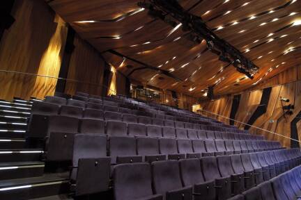 Oval – Die Bühne im Europark. 