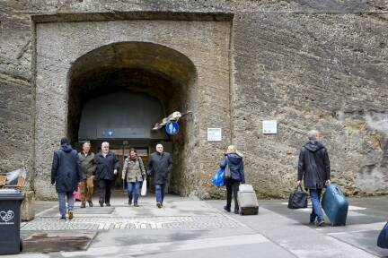 Passanten vor dem Eingang der Salzburger Mönchsberggarage. 