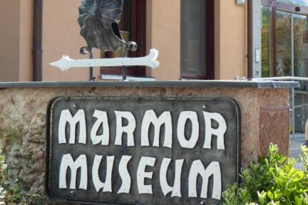 Erfahren Sie Wissenswertes zu seiner Entstehung, der Weiterverarbeitung und was es sonst noch mit dem Gestein auf sich hat. 