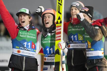 Jubel über erste Medaille bei dieser WM: Tschofenig, Kraft, Hayböck, Hörl (v.l.n.r.).  