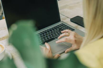 Yvonne lernte ihn über eine Dating-Plattform kennen. „Wie viele in meinem Alter“ meldete sie sich dort an, verspürte die Sehnsucht, dort einen Partner fürs Leben zu finden. 