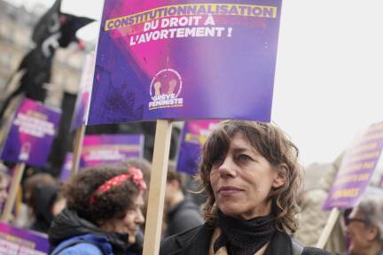 „Abtreibung in die Verfassung“: Eine Frau protestierte am 8. März 2023 -am Weltfrauentag vor einem Jahr - in Paris.  