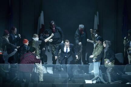 Daniel Behle als Tito mit Statisten  