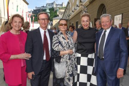  Illustre Gäste beim Galakonzert zu Ehren von Placido Domingo im Großen Festspielhaus: Eva Spängler, Galerist Thaddaeus Ropac, Isabel Karajan, Festspielpräsidentin Kristina Hammer und Heinrich Spängler (v. l.).  