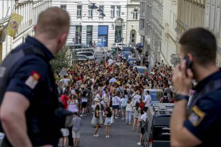 Schöne und traurige Kulisse zugleich: Swifties feiern in Wiener Straßen.  