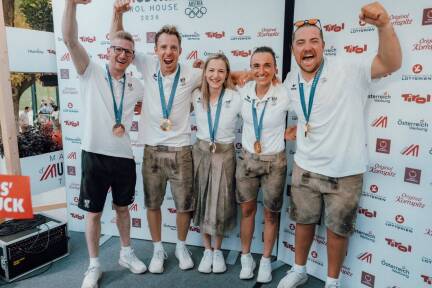Die Medaillengewinner fast komplett: Jakob Schubert, Lukas Mähr, Jessica Pilz, Lara Vadlau und Valentin Bontus feierten im Austria House gemeinsam. Michaela Polleres ist schon abgereist.  