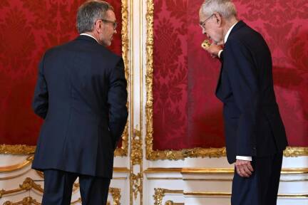 Bundespräsident Alexander Van der Bellen (rechts) komplimentiert FPÖ-Chef Herbert Kickl in seine Amtsräume. Ob er ihn auch ins Kanzleramt komplimentieren wird, ist zweifelhaft. 
