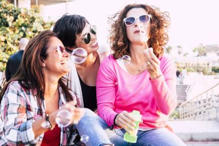 Jung, alt oder dazwischen? Die mittleren Jahre samt Menopause sind auch ein riesiges Geschäftsfeld geworden. simona - stock.adobe.com 