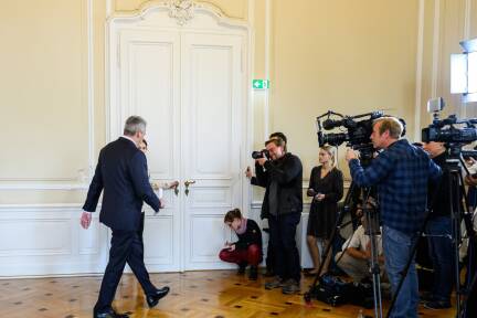 Energischen Schrittes – wohin? Karl Nehammer im Kanzleramt. 