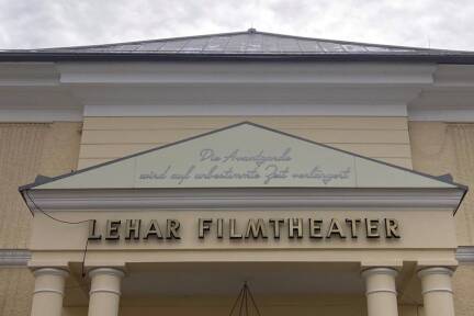 „Die Avantgarde wird auf unbestimmte Zeit verlängert“, steht auf der Fassade des Lehártheaters. 