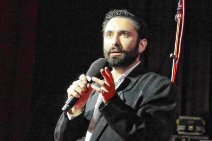 Begrüßung zum Abschiedsabend: Tom Neuwirth im Stadttheater Gmunden. 