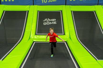 Springen Sie ins Vergnügen im JUMP DOME Salzburg. 