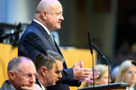 Neue Farbenlehre: Innenminister Karner (ÖVP), Vizekanzler Babler SPÖ), Bundeskanzler Stocker (ÖVP), Außenministerin Meinl-Reisinger (Neos), Verteidigungsministerin Tanner (ÖVP). 