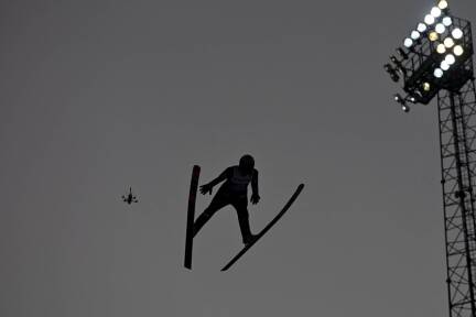 Eine Drohne überwacht den Sprung von Normalschanzen-Weltmeister Marius Lindvik aus Norwegen. 