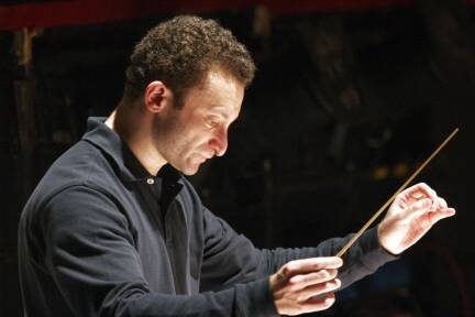 Kirill Petrenko wird 2026 „Das Rheingold“ in Salzburg dirigieren. 