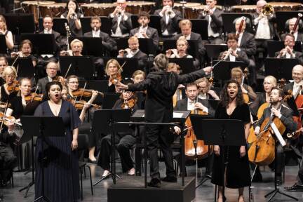Dirigent Esa-Pekka Salonen und die Solistinnen Jasmin White und Julie Roset.  