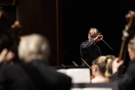 Dirigent Esa-Pekka Salonen und das Finnish Symphony Orchestra im Großen Festspielhaus. 