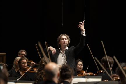 Der Dirigent und neue Karajan-Preisträger Maxim Emelyanichev im Großen Festspielhaus. 