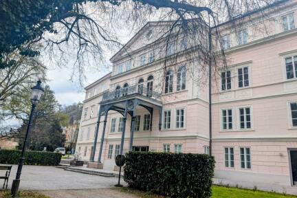 Erasmus Reichel wurde in Schloss Arenberg geboren – er verbrachte dort die ersten Jahre seines Lebens. Im Haus gegenüber in der Arenbergstraße erinnert eine Gedenktafel an ihn als Anthropologen Gerardo Reichel-Dolmatoff.  