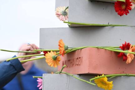 Eine Demokratie kann nur funktionieren, wenn genügend Demokraten vorhanden sind. Andernfalls droht die Gesellschaft in jene Barbarei zu versinken, als deren Symbol Mauthausen steht. 