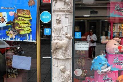 Die marmorne Säule am Salzburger Rathausplatz.  