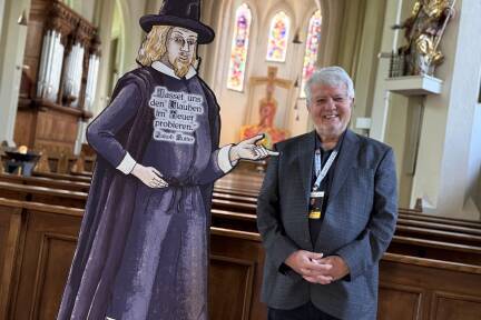 Franz Seiser vom Verein für Täufergeschichte Österreich kuratiert derzeit eine Ausstellung in der Andräkirche in Salzburg.  