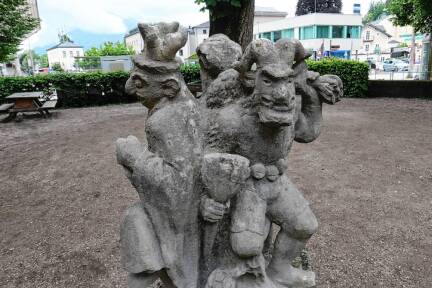 Ein wundersames Kunstwerk bei der städtischen Mittelschule Nonntal.  