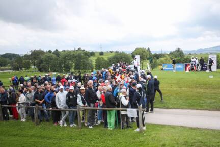 Schon am ersten Tag waren viele Golffans bei den Austrian Alpine Open. Mit welchem Verkehrsmittel lohnt es sich nach Henndorf anzureisen? 