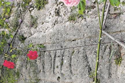 Die römische Jahreszahl in der Mauer des Kleinen Gartenparterres im Salzburger Mirabellgarten.  
