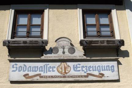 Ein bald 120 Jahre altes Firmen-Aushängeschild in Hallein.  