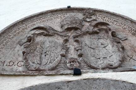 Dieser Wappenstein mit dem Flügelpaar ziert die Kirche in Arnsdorf.  