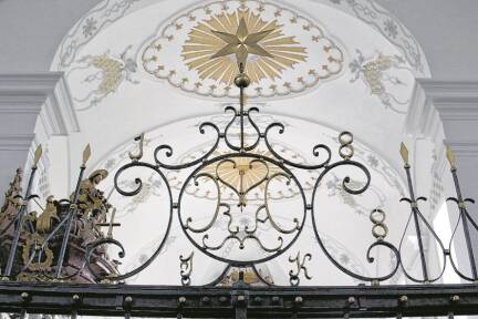 Ein Hufeisen versteckt sich im Kirchengitter.  