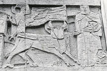 Das Relief aus Betonguss (Ausschnitt) über dem Eingang der Halleiner Stadtpfarrkirche.  