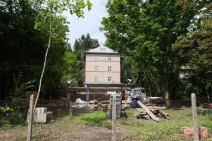 Blick vom Salzburger Krauthügel auf das ockerfarbene Haus.  