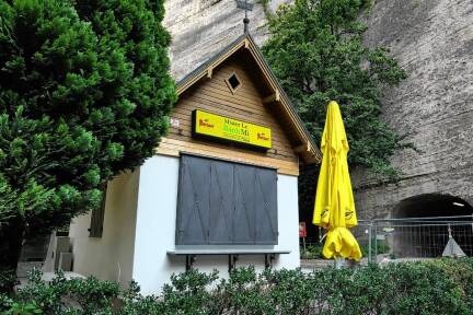 Das Imbisshäusl gleich außerhalb des Salzburger Neutors.  