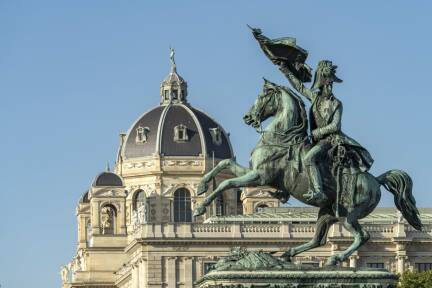 Österreich schmückt seinen öffentlichen Raum gern mit historischen Kriegshelden wie dem Erzherzog Karl. In der Gegenwart gibt man sich lieber der Illusion hin, im ewigen Frieden zu leben. 